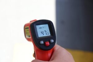 Thermomètre affichant une température extrême pendant la canicule en France