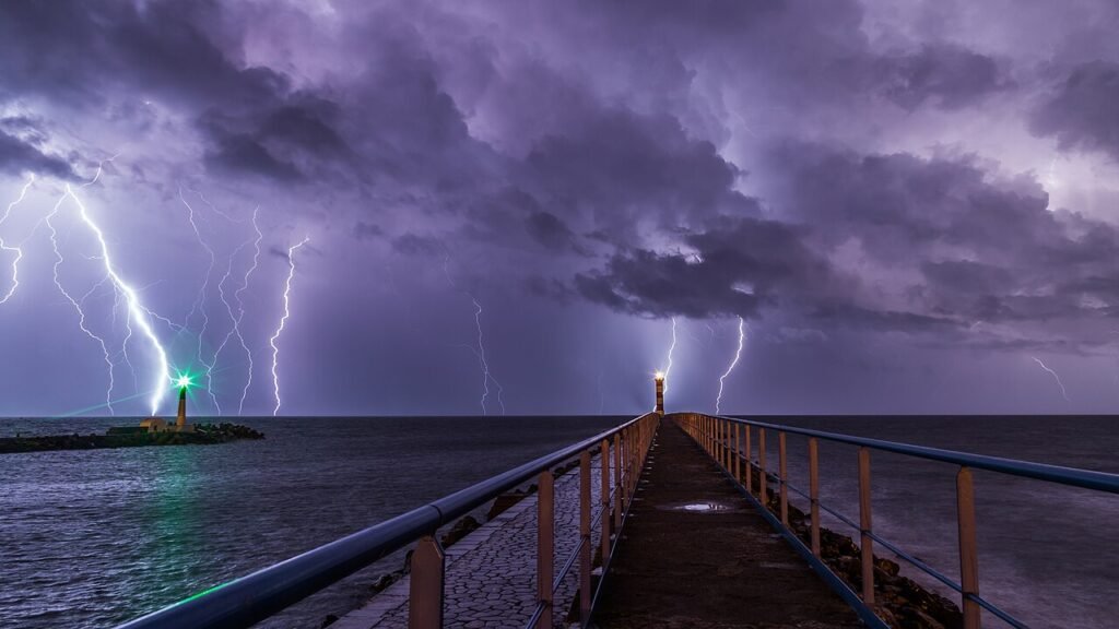 Orage avec éclairs sur le littoral français : après la canicule, 57 départements en vigilance orages