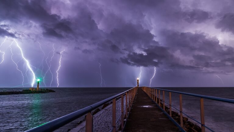 Orage avec éclairs sur le littoral français : après la canicule, 57 départements en vigilance orages