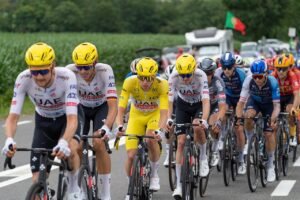 Le peloton du Tour de France emmené par Tadej Pogacar, maillot jaune de l'édition 2026 (photo d'archives)